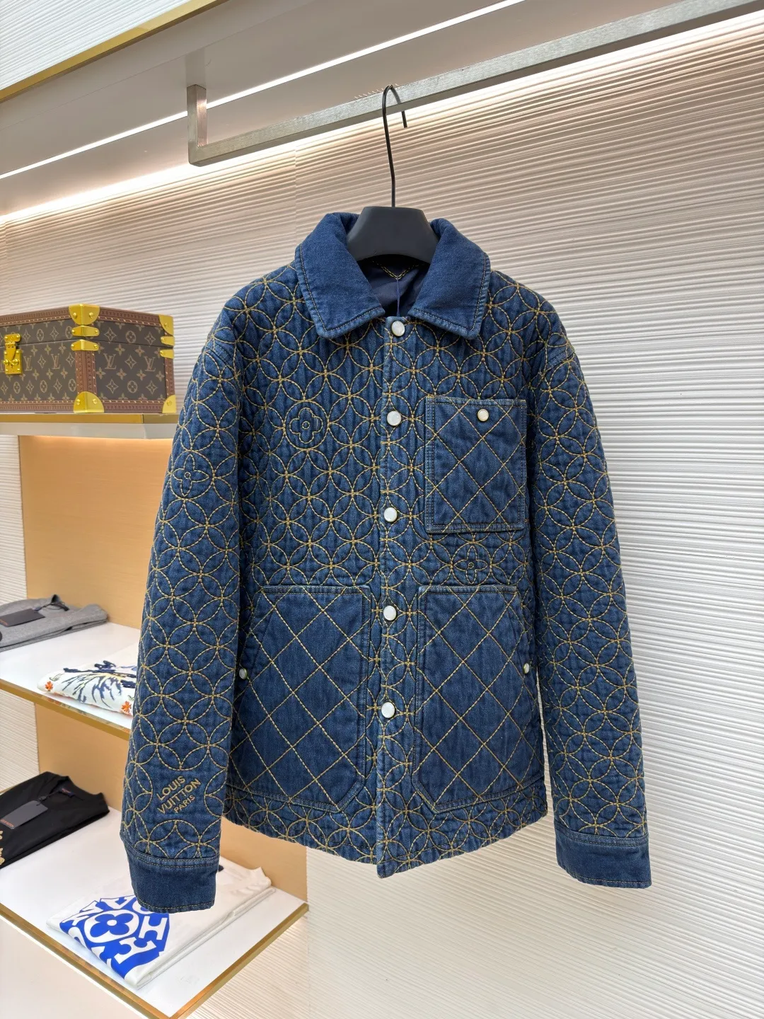 LOUIS VUITTON coin embroidered lapel denim cotton jacket ●Original version: purchased and developed by 22589 ●Item number: 1682368-D45 ●Fabric: cotton fabric ●Technology: embroidery production ●Color: blue ●Version: fitted version ●Weight: about 1725 grams ●Size: 44-46-48-50 ●Description: Based on denim fabric, this product breaks through the rough frame of traditional work jackets and achieves functional upgrades through built-in quilting and full-width quilting processes. The outer layer is made of high-quality denim, which is washed to give it a retro texture and soft touch; it is filled with polyester fiber filler, which is light, fluffy and has good warmth retention. It retains the texture of denim while maintaining softness, and is combined with the quilted cotton layer to balance warmth and stiffness. The core technology lies in full-width quilting: precise stitching is used to fix the filling and fabric to form a concave and convex three-dimensional pattern. The quilting stitching not only fixes the filling to avoid shifting, but also cleverly outlines the Dandy Monogram pattern, and gives the jacket a unique texture level. The logo is transformed into a three-dimensional texture to achieve the unity of functionality and decoration. The overall wiring is straight and delicate, the fabric is comfortable and soft, and the color is consistent without color difference. It can be matched with the same style to create a fashionable look and control various occasions. Customized accessories, complete with three standards, same style for men and women!